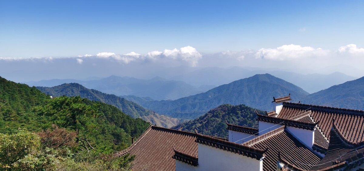 昔在九江上,遙望九華峰,天江掛綠水,秀出九芙蓉!九華山的風景還是相當不錯的!
